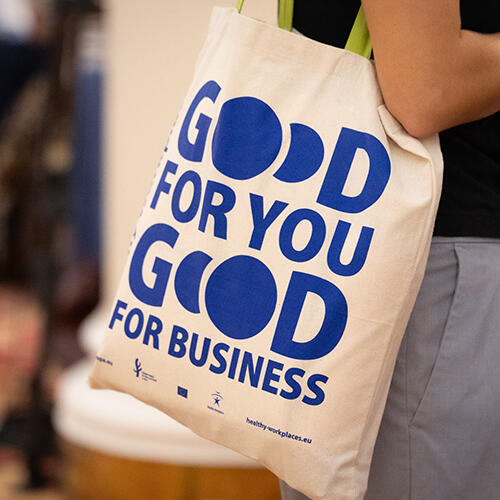 Material da campanha europeia «Locais de Trabalho Seguros e Saudáveis 2026–2028: Juntos pela saúde mental no trabalho», com o lema «Good for you, good for business».